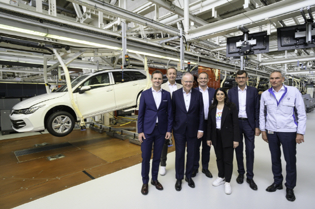 지난 3일(현지시간) 독일 볼프스부르크 공장에서 열린 폭스바겐 골프 생산 50주년 기념행사에서 토머스 셰퍼(맨 왼쪽) 폭스바겐 브랜드 CEO 등이 기념촬영을 하고 있다. 폭스바겐 제공